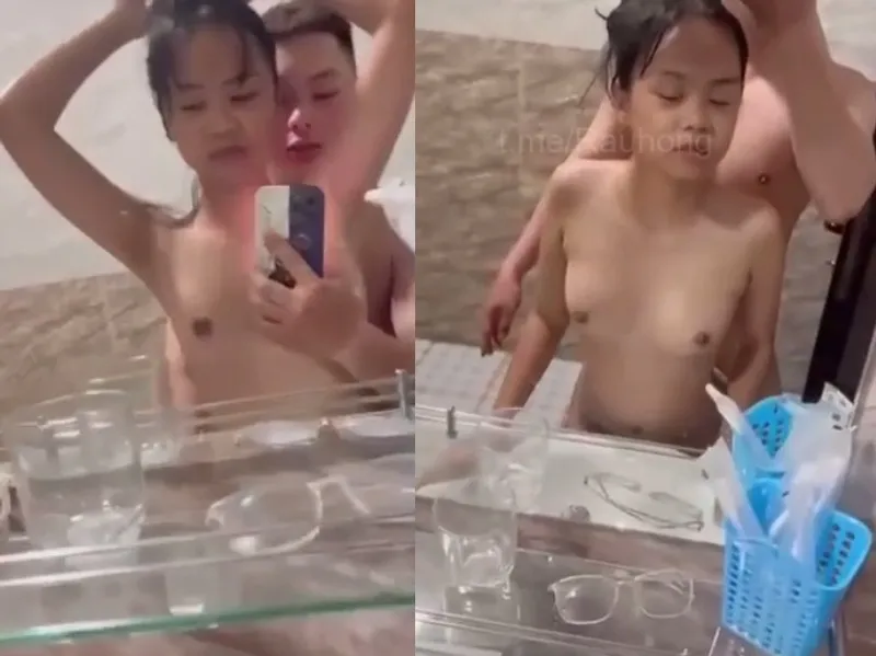 Dáng mảnh em cùng any nắc trước gương quay kỉ niệm